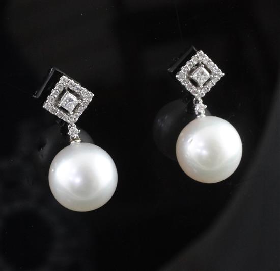 A pair of 18ct white gold and South Sea pearl drop earrings, 1in.